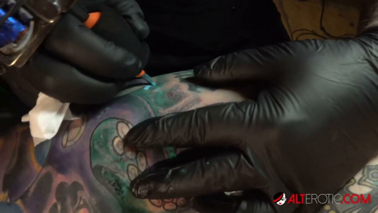 AltErotic 20 10 09 Marie Bossette Gets A Tattoo And Endures It XXX 720p HEVC x265 PRT XvX