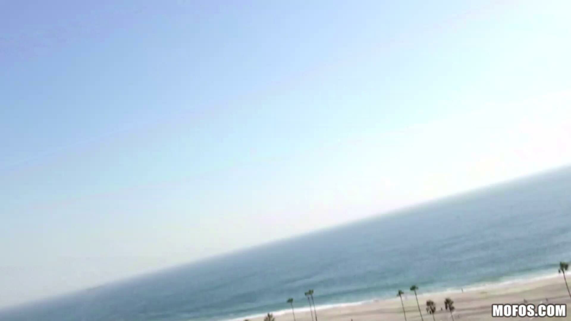 DroneHunter 14 11 28 Jennifer White Beachside View XXX 1080p MP4 KTR XvX